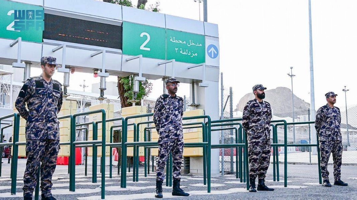 قوات أمنية أمام محطة القطار (مكة)