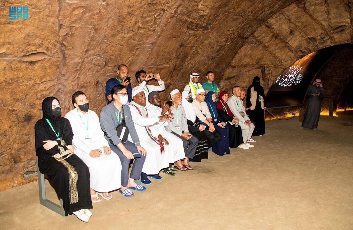 يستمعون الى شرح عن معرض الوحي (مكة)