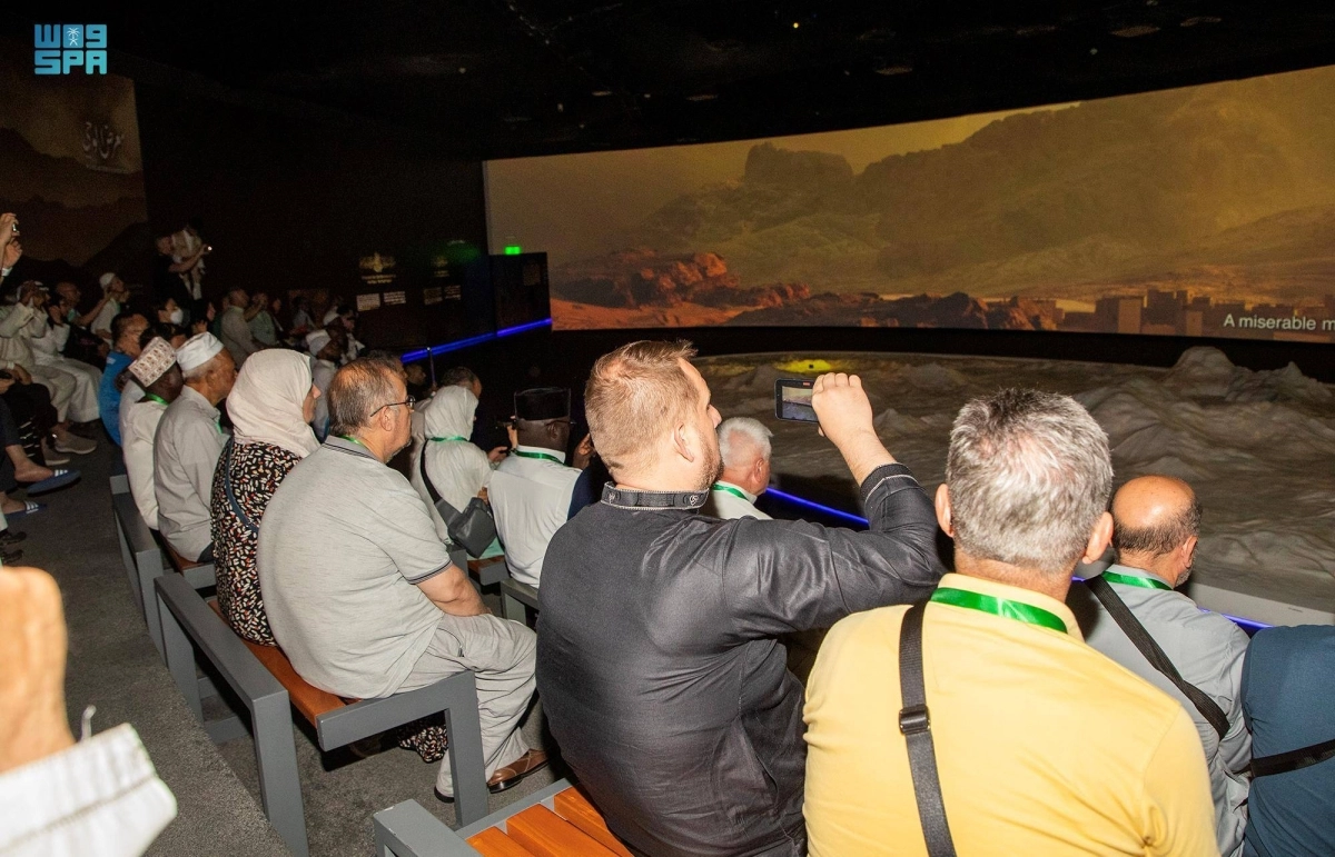 الضيوف خلال زيارتهم للمعرض (مكة)