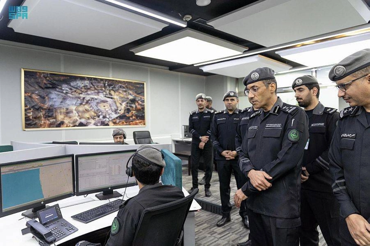 

عبدالله الفارس خلال اطلاعه على أعمال المركز