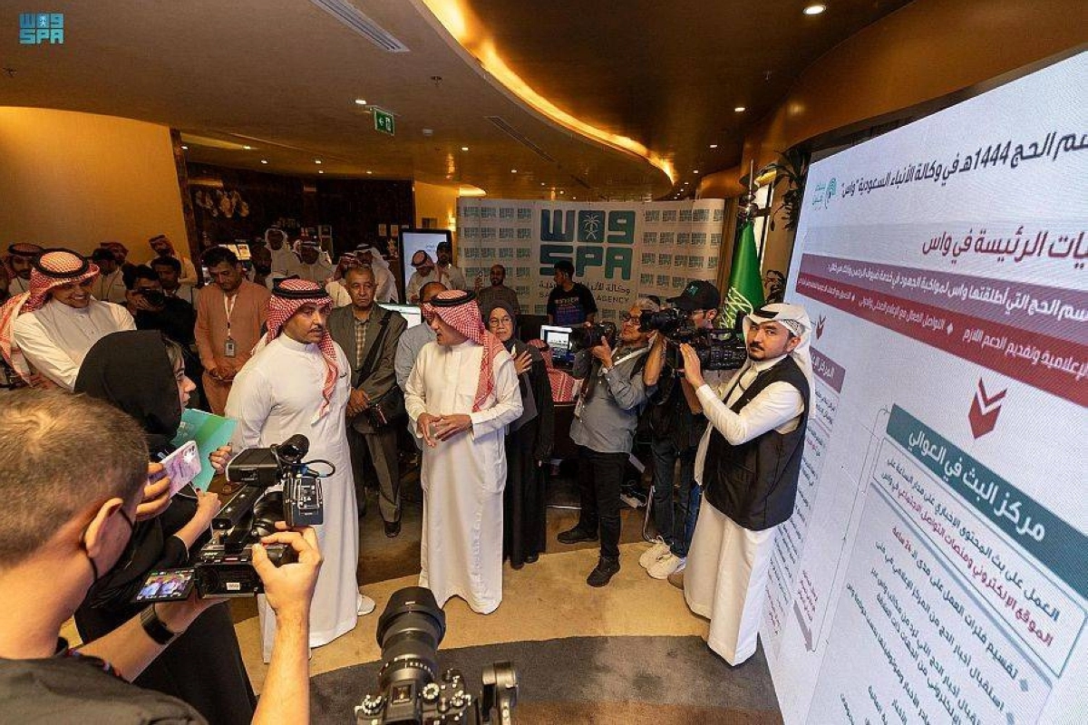 وزير الإعلام يطلع على التجهيزات (مكة)