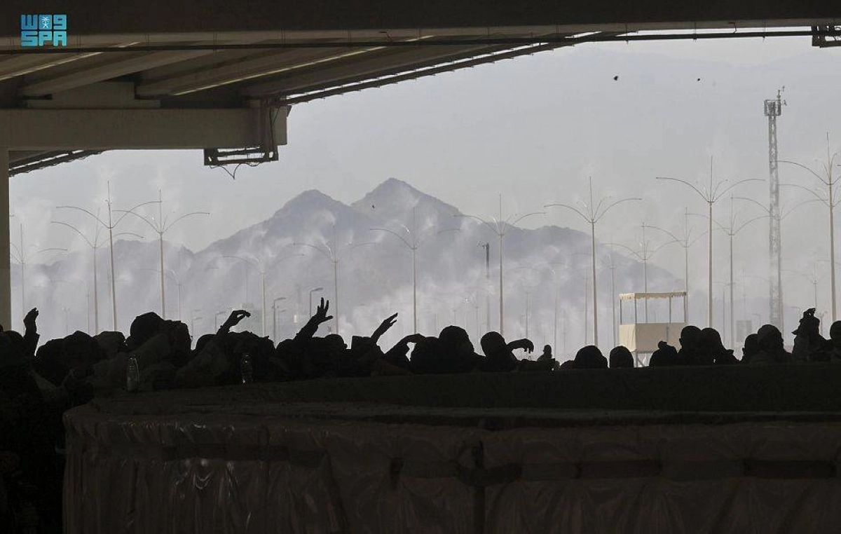 رذاذ الماء يخفف درجة الحرارة (مكة)