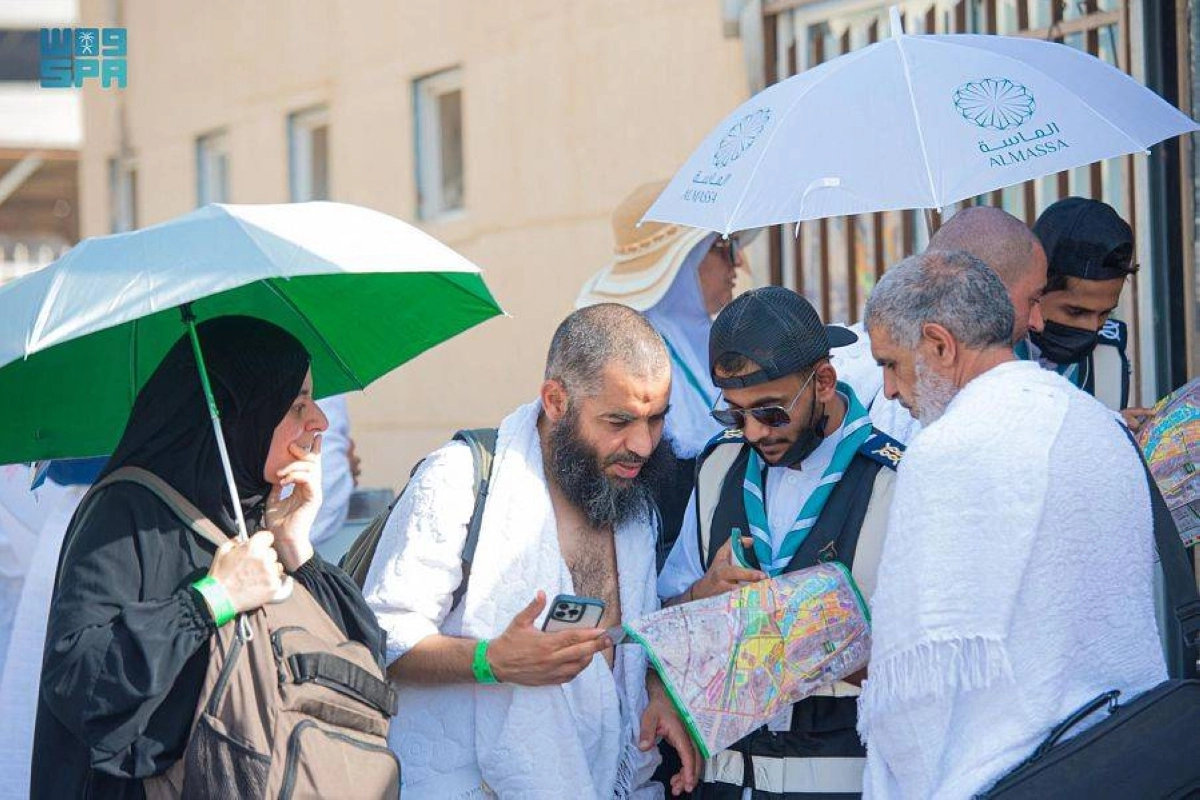 

أحد الكشافة يرشد الحجاج                                 (مكة)