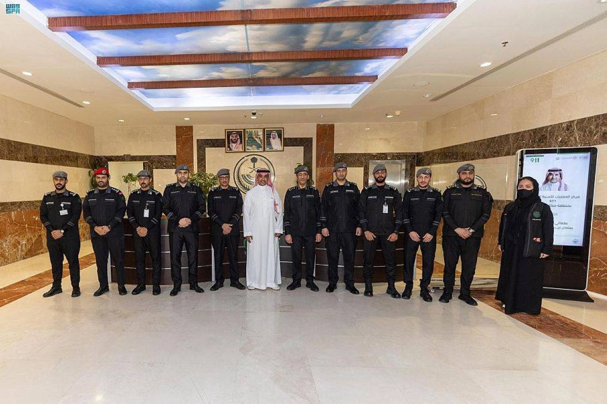 

سلمان الدوسري يتوسط قادة ومنسوبي المركز                                   (مكة)