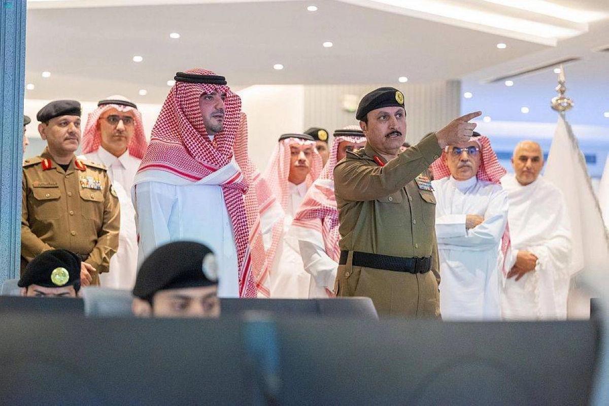 

عبدالعزيز بن سعود يتابع تجهيزات مركز القيادة        (واس)