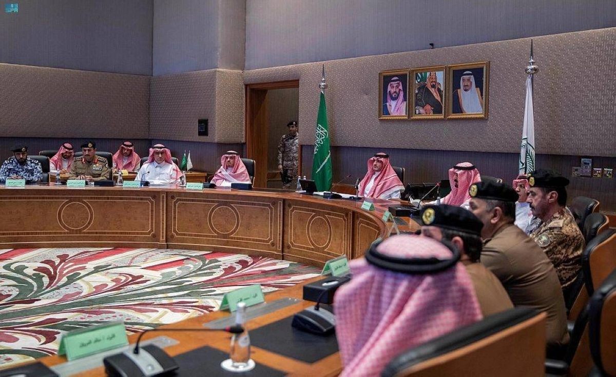 

وزير الداخلية خلال لقائه أعضاء اللجنة الأمنية وقيادات قوات أمن الحج                                                               (مكة)