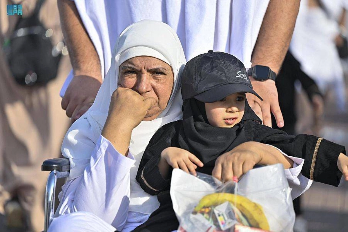 

طفلة تستمتع بأجواء الحج