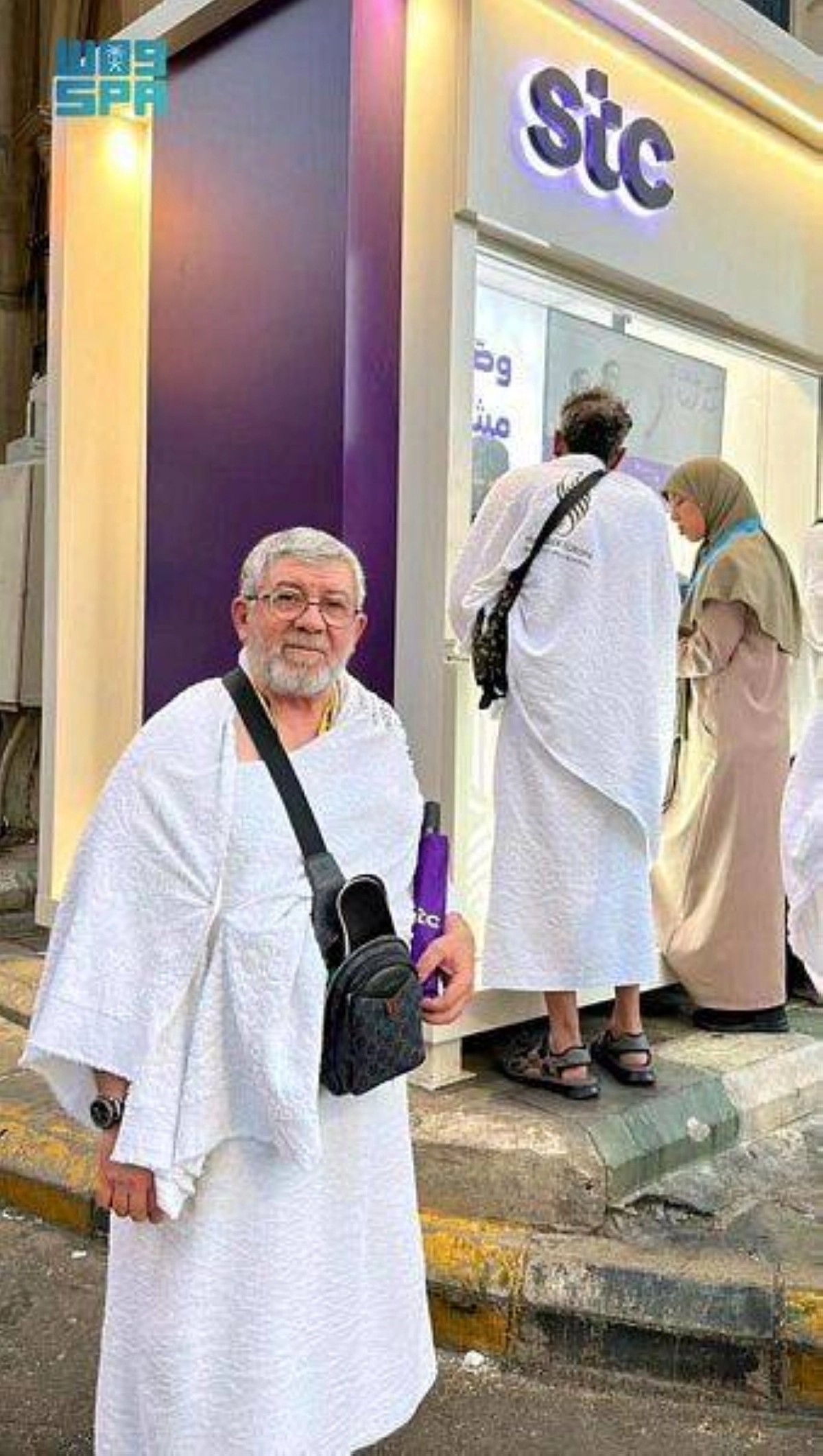 أحد الحجاج يتواصل مع أسرته (مكة)