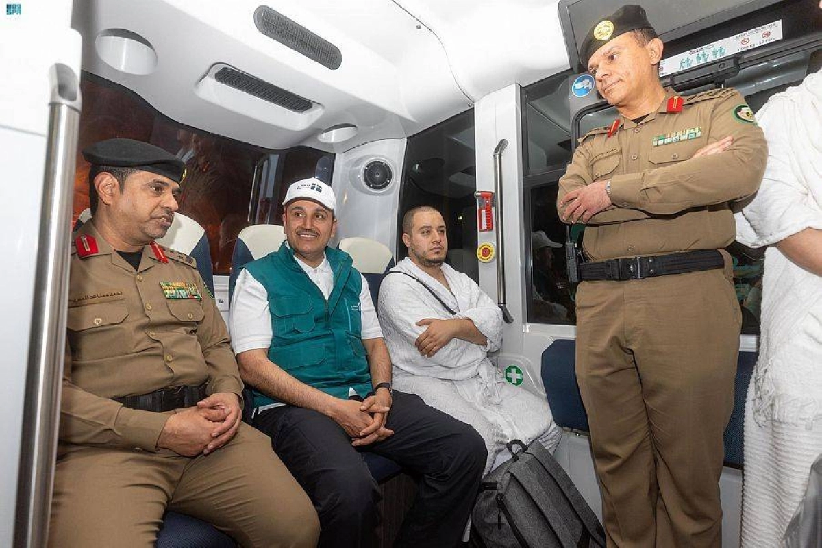 

صالح الجاسر داخل إحدى الحافلات   (مكة)