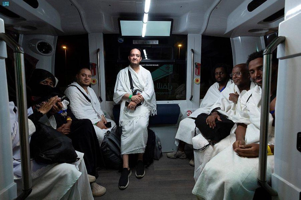 

حجاج داخل إحدى الحافلات