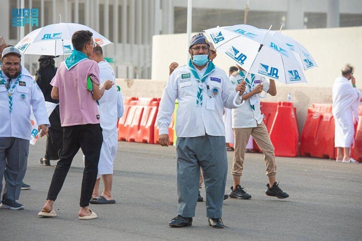 

يوسف ينافس الشباب في خدمة الحجاج                  (مكة)