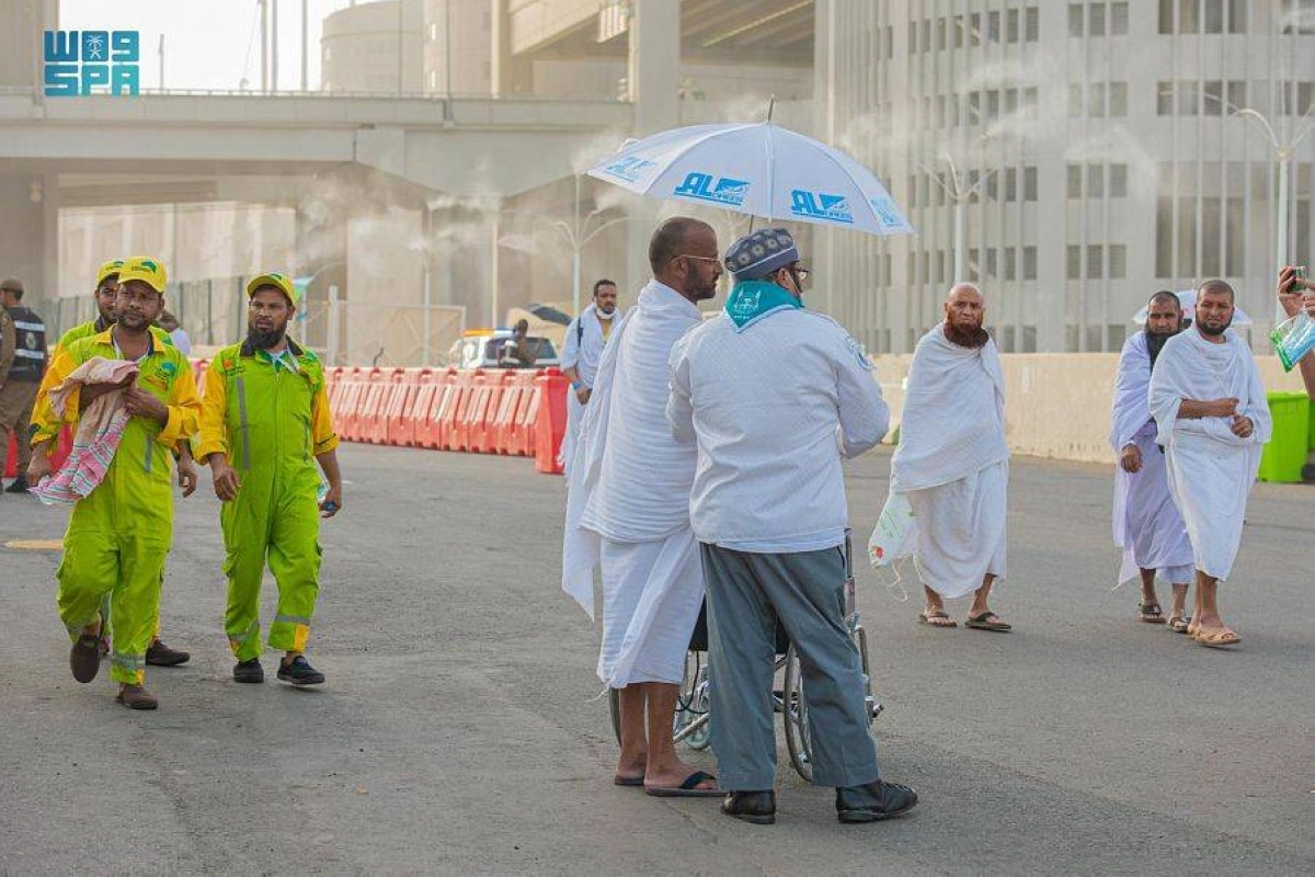 يوسف يرشد أحد الحجاج في منى (مكة)
