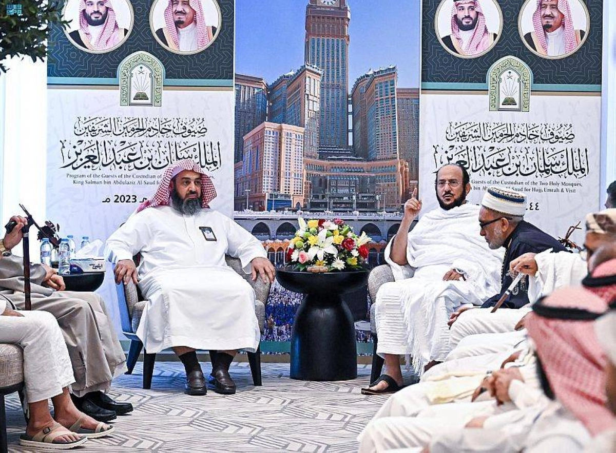 آل الشيخ خلال لقائه كبار علماء اليمن (مكة)