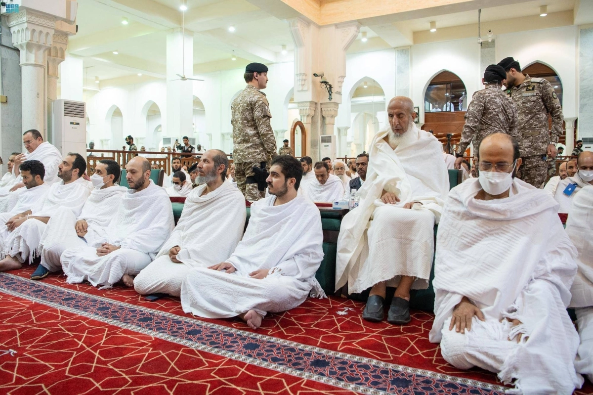 

الحجاج يستمعون لخطبة عرفة                                   (مكة)