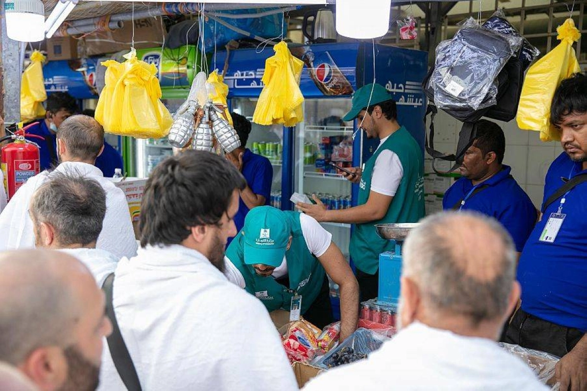 

حجاج في أحد المنافذ الغذائية