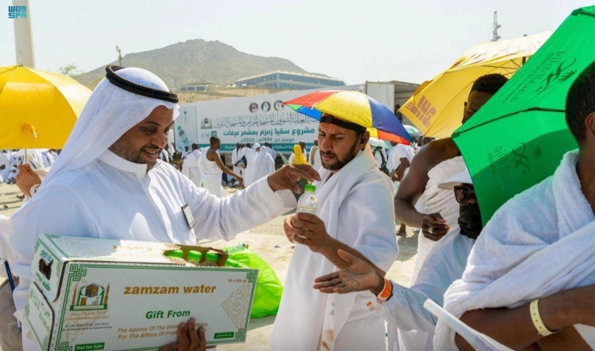 

توزيع عبوات المياه على الحجاج                                                                                                     (مكة)