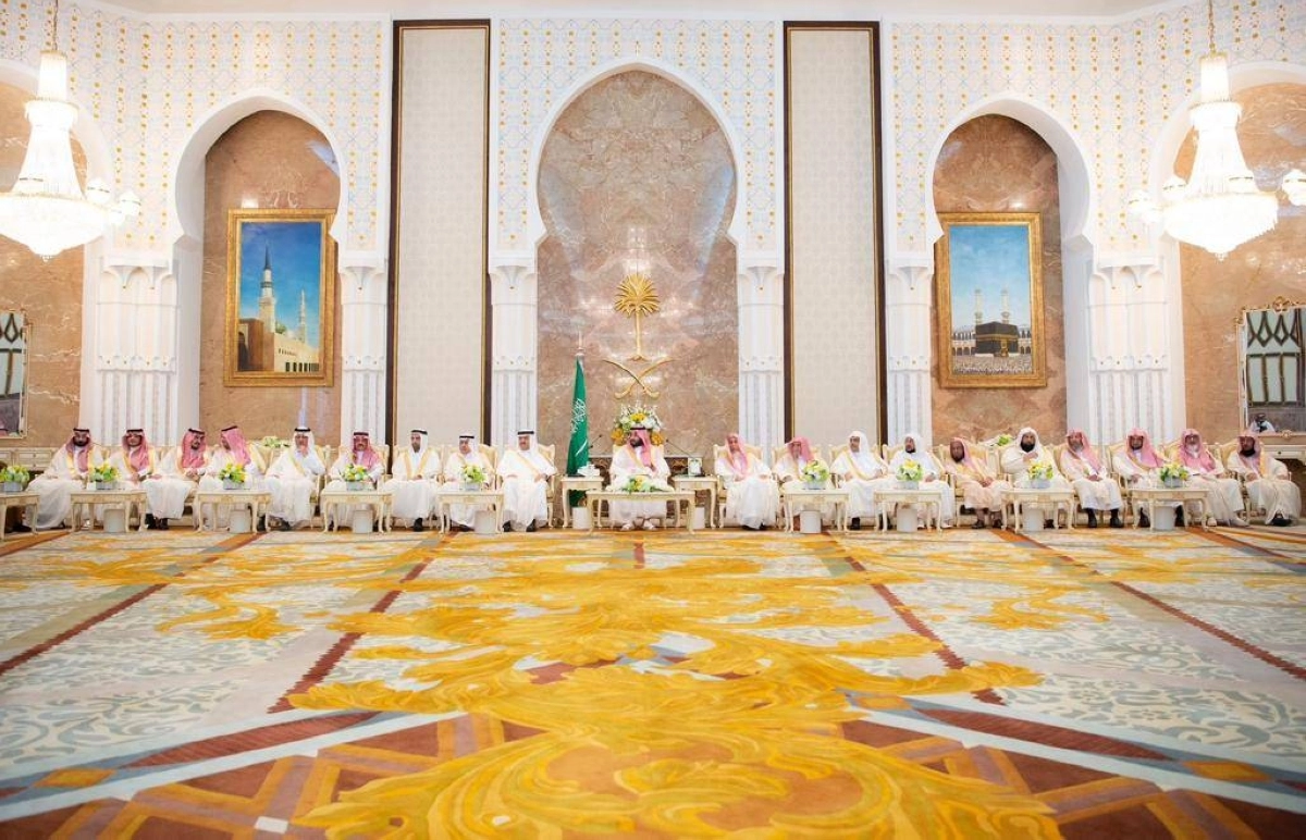 

الأمير محمد بن سلمان لدى استقباله الأمراء والمفتي والعلماء وكبار المدعوين من دول الخليج والوزراء وقادة القطاعات العسكرية                                                                                               (واس)
