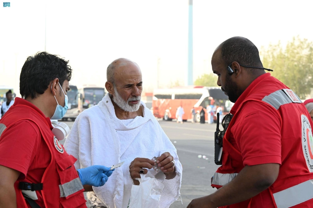 

مساعدة أحد الحجاج