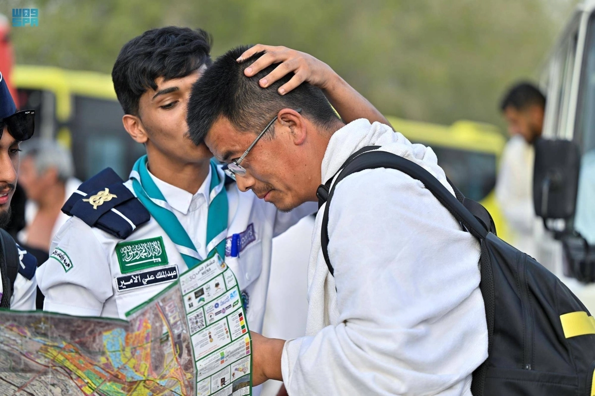 

رجل أمن يطبع قبلة على جبين حاج