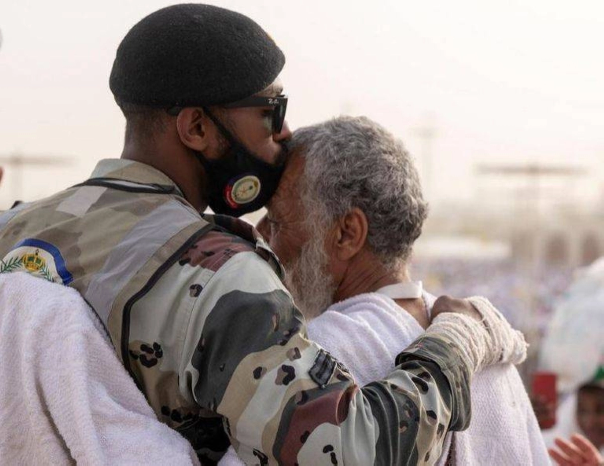 

قبلة حانية تكشف ود وتراحم أحد رجال الأمن      (واس)