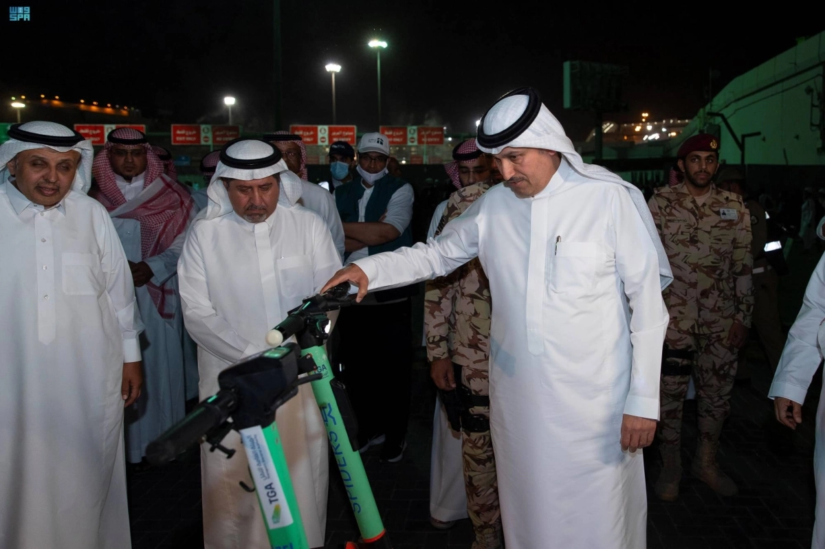 صالح الجاسر يطلع على خدمة السكوتر (مكة)