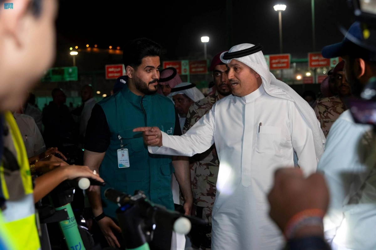 

وزير النقل يقف على أول رحلة للسكوتر        (مكة)