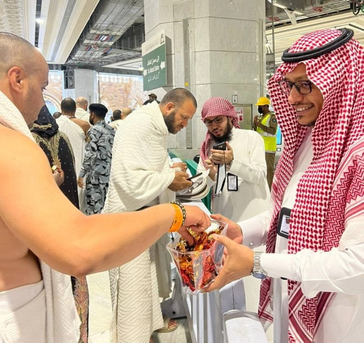 ابتسامة عريضة وحلوى تستقبل أحد الحجاج