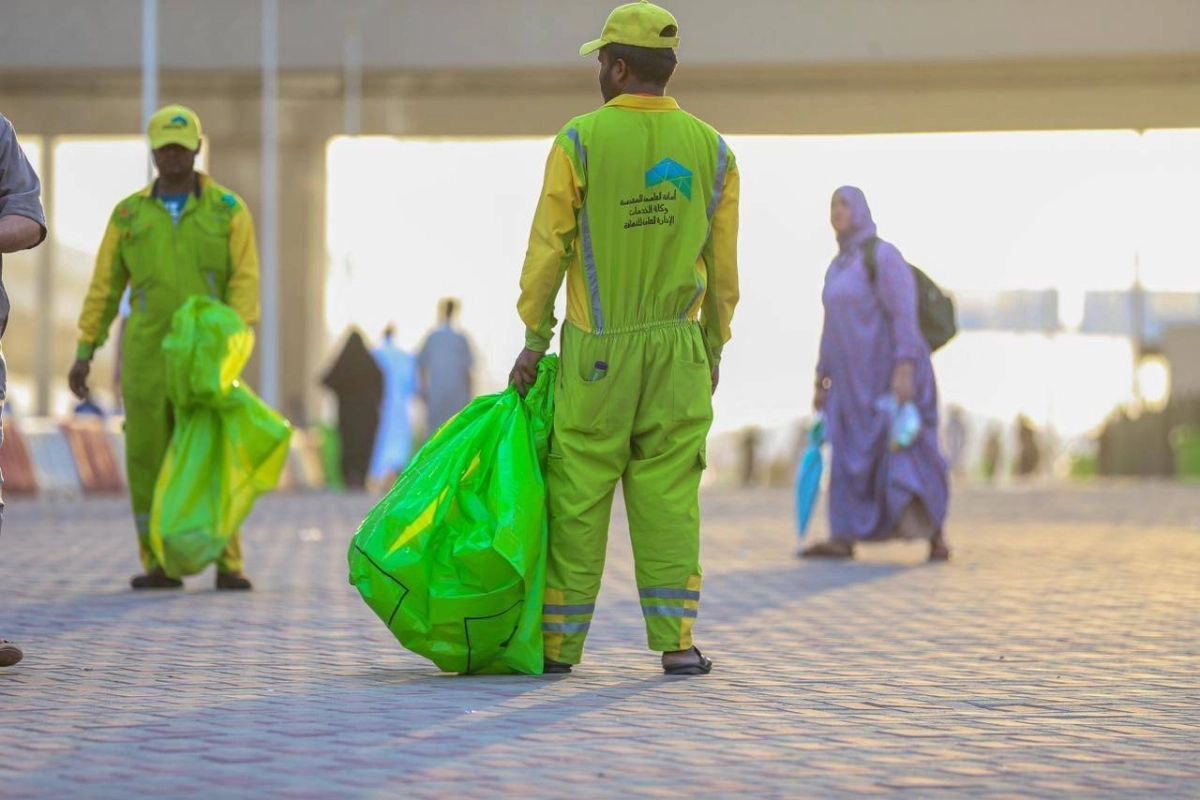 عمال النظافة يجوبون شوارع منى 