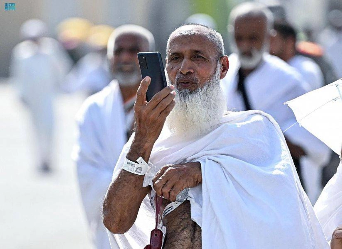 أحد الضيوف يتحدث مع أسرته في وطنه (مكة)