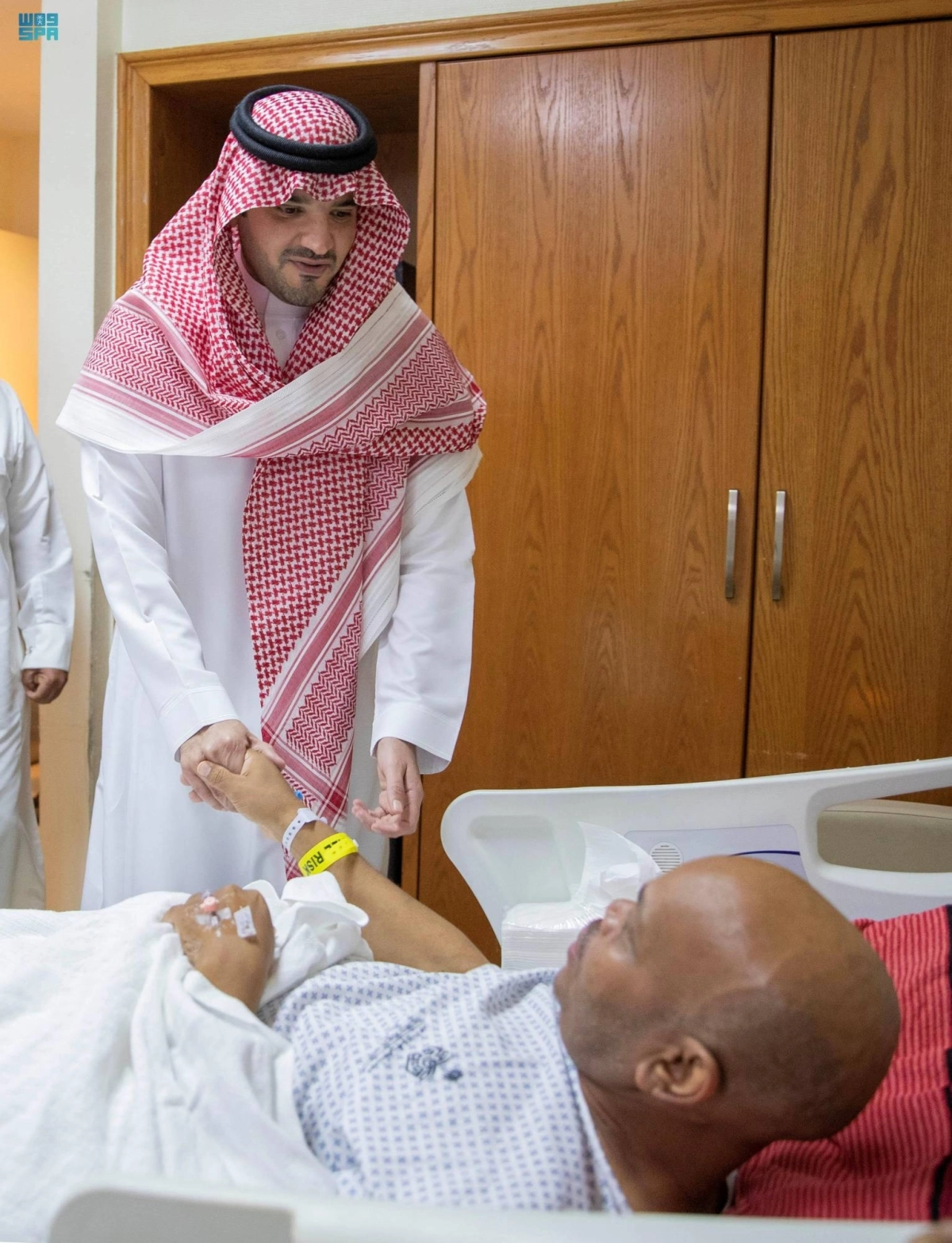 

.. ويستمع إلى أحد المنومين