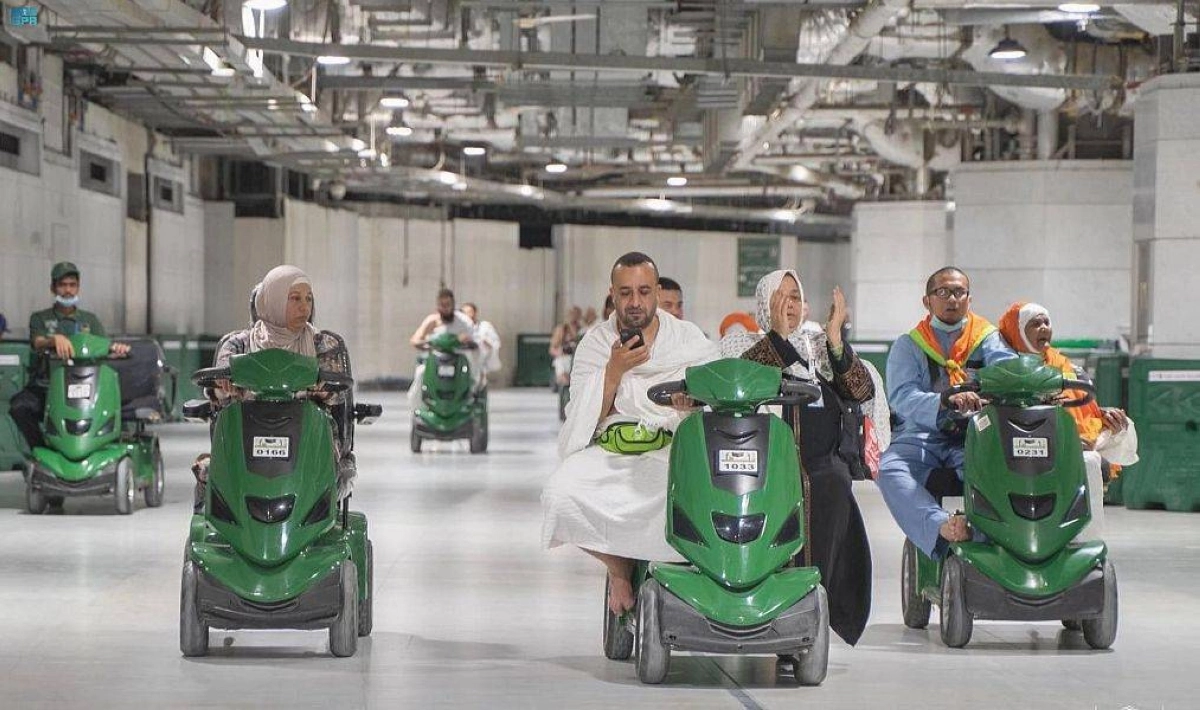 عربات كهربائية تنقل الحجاج بالحرم المكي (مكة)