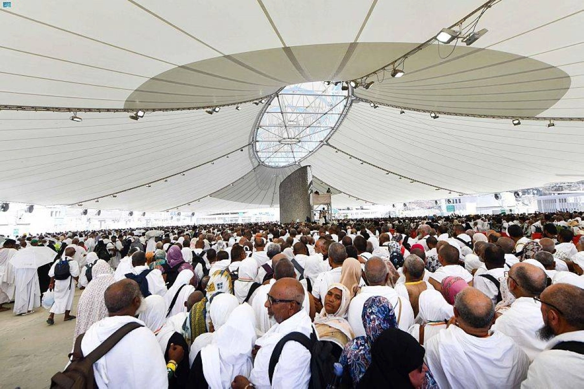 بعد رمي الجمرات يجمع الحصى (مكة)