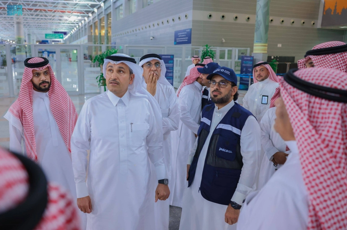 وزير النقل خلال تفقده الحركة التشغيلية (مكة)