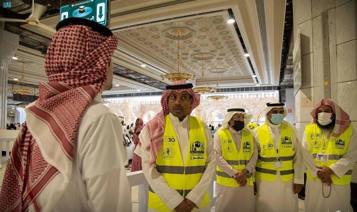 

متطوعون داخل الحرم المكي