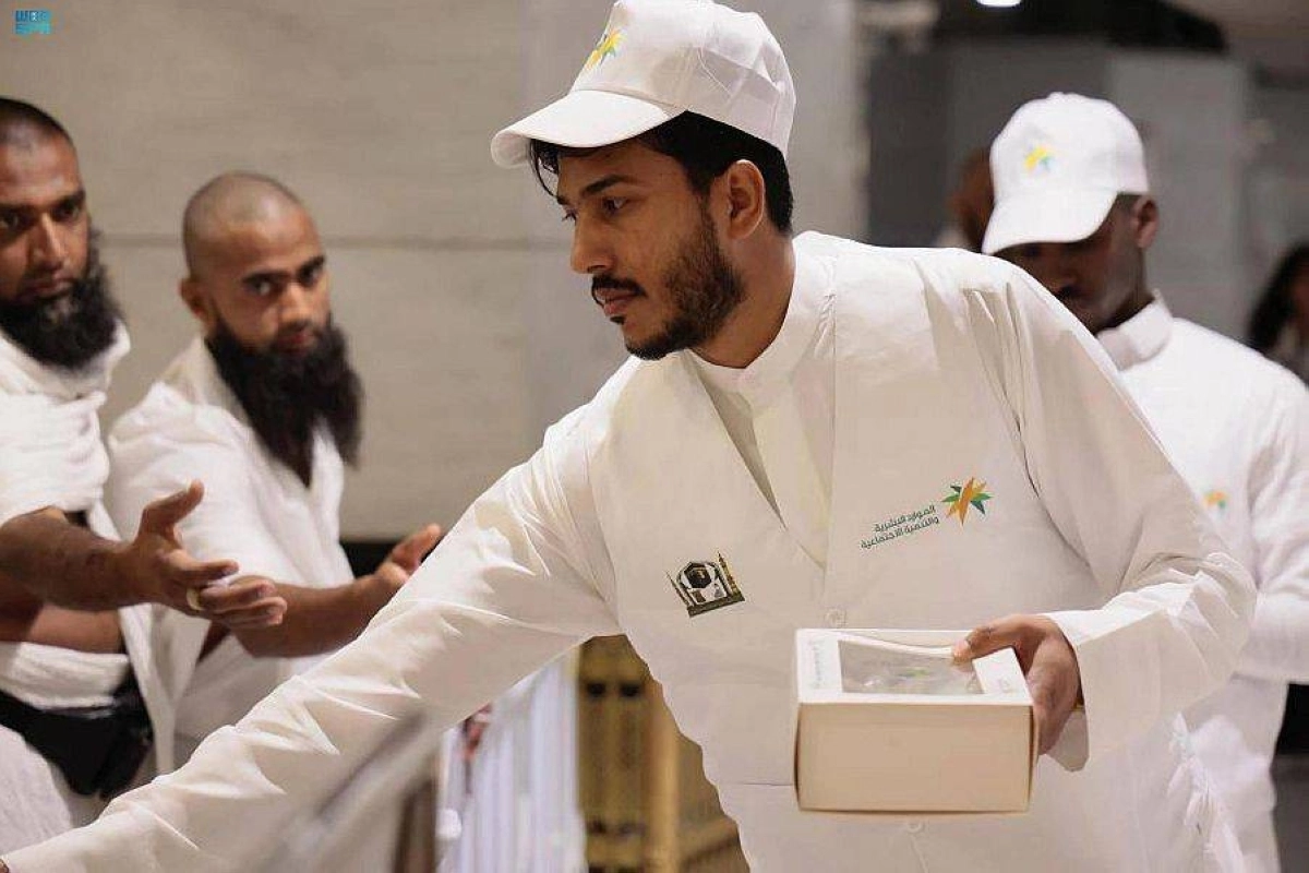 

أحد المتطوعين يوزع الهدايا              (مكة)