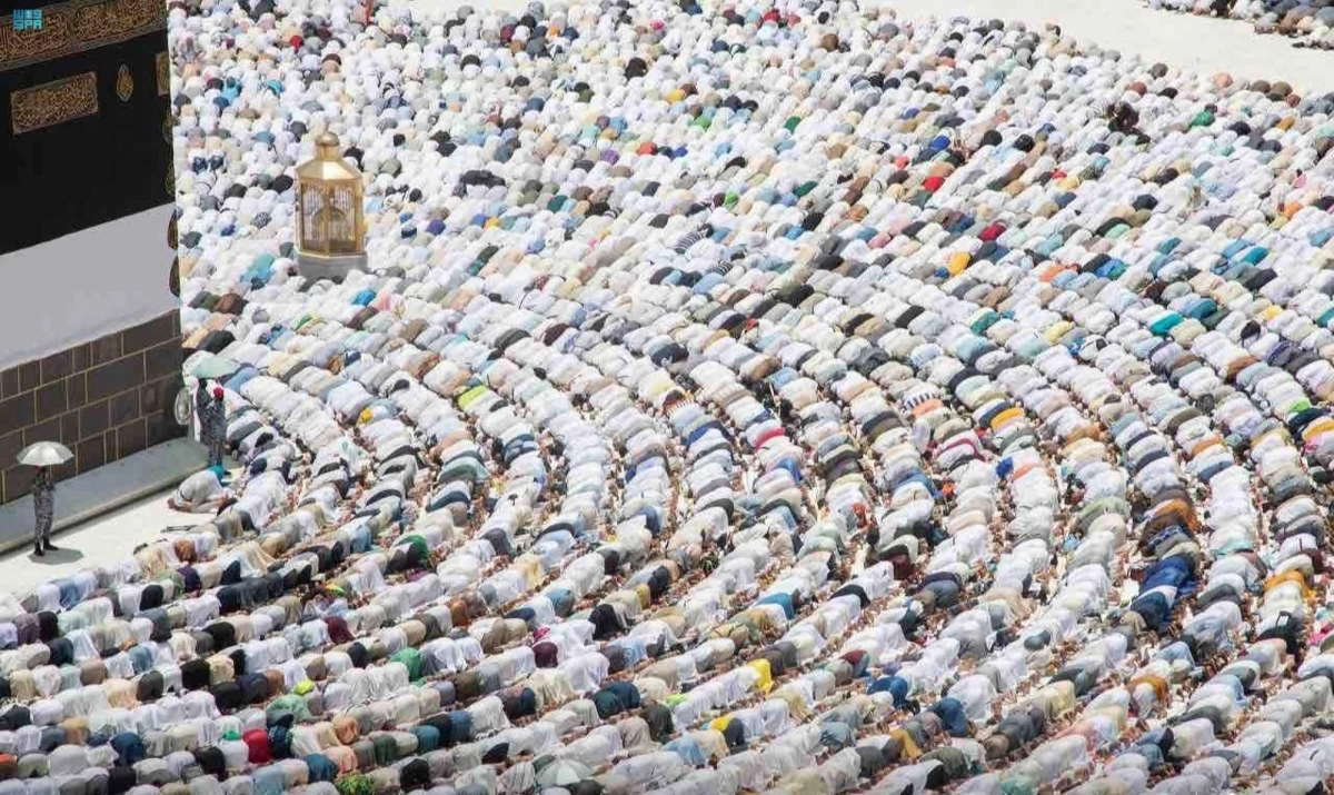 أجواء إيمانية تواكب صلاة الجمعة بالحرم (مكة)