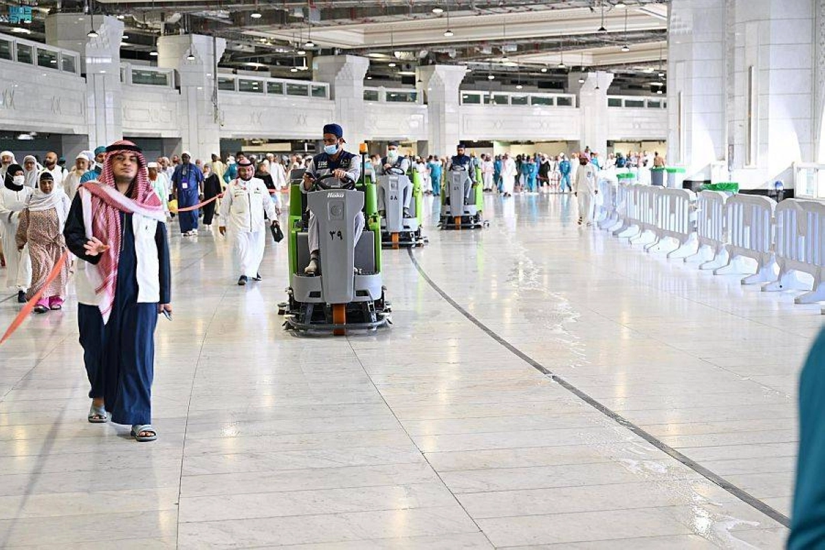اليات النظافة تنتشر في الساحات (مكة)