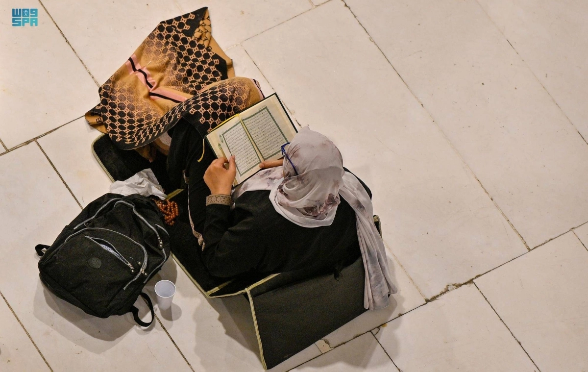 

حاجة تؤنس وحدتها بكتاب الله                       (مكة)