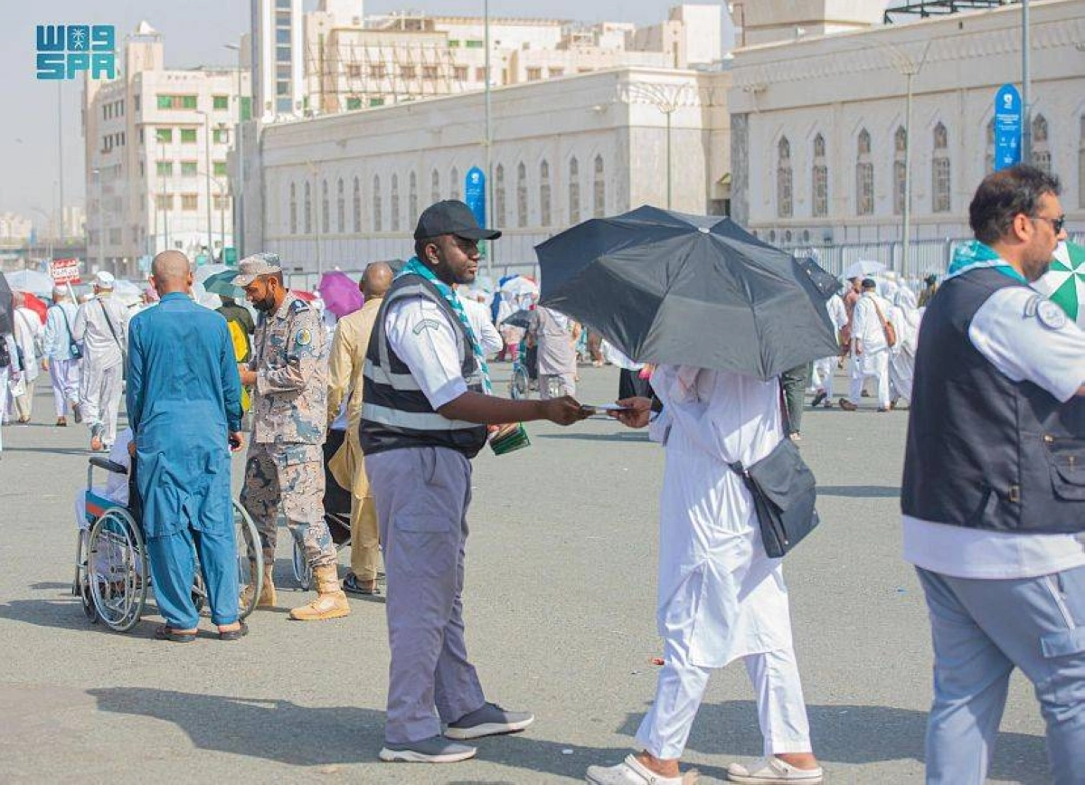 

إرشاد أحد الحجاج إلى مخيمه                       (مكة)