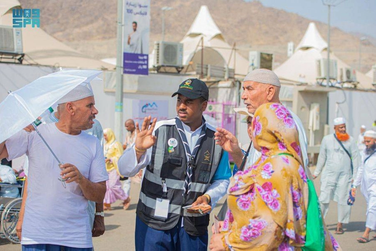 كشاف يرشد حجاجا إلى موقعهم (مكة)