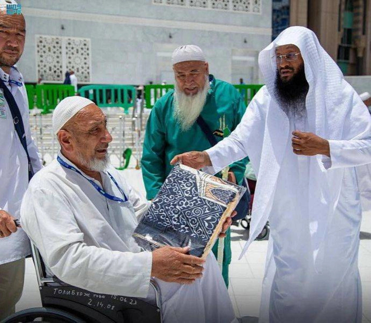 إهداء سجادة لأحد الحجاج (مكة)