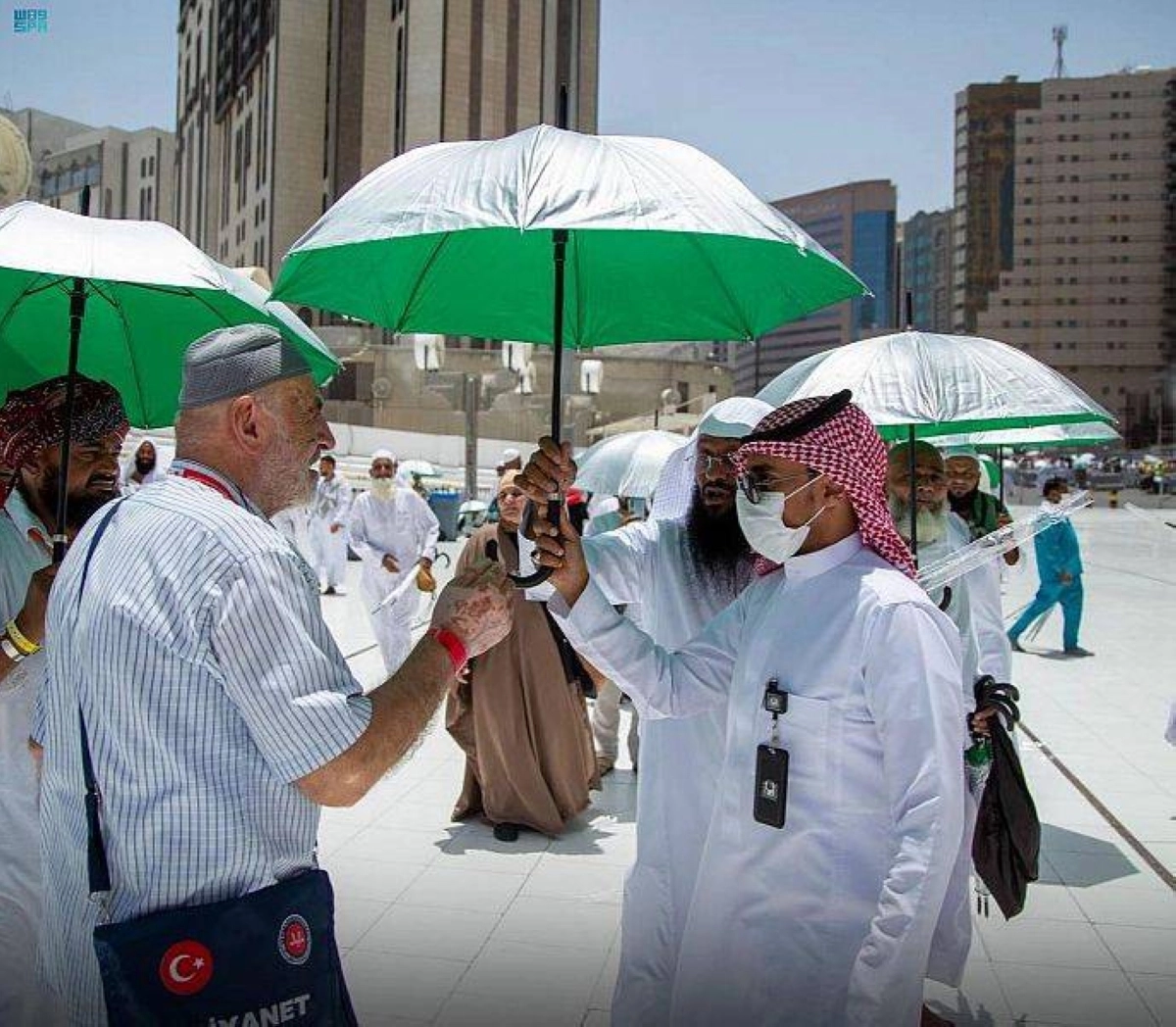 مظلة هدية لحاج في الحرم المكي (مكة)