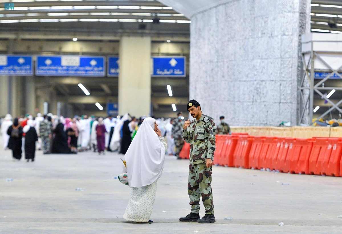  رجل أمن يرشد حاجة تائهة