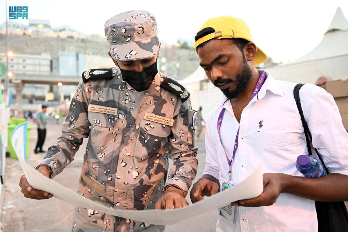 جندي من حرس الحدود يشارك في خدمة ضيوف الرحمن