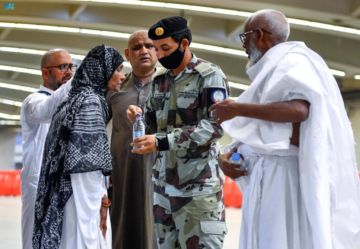 رجل أمن يقدم الماء إلى حاجة (واس)