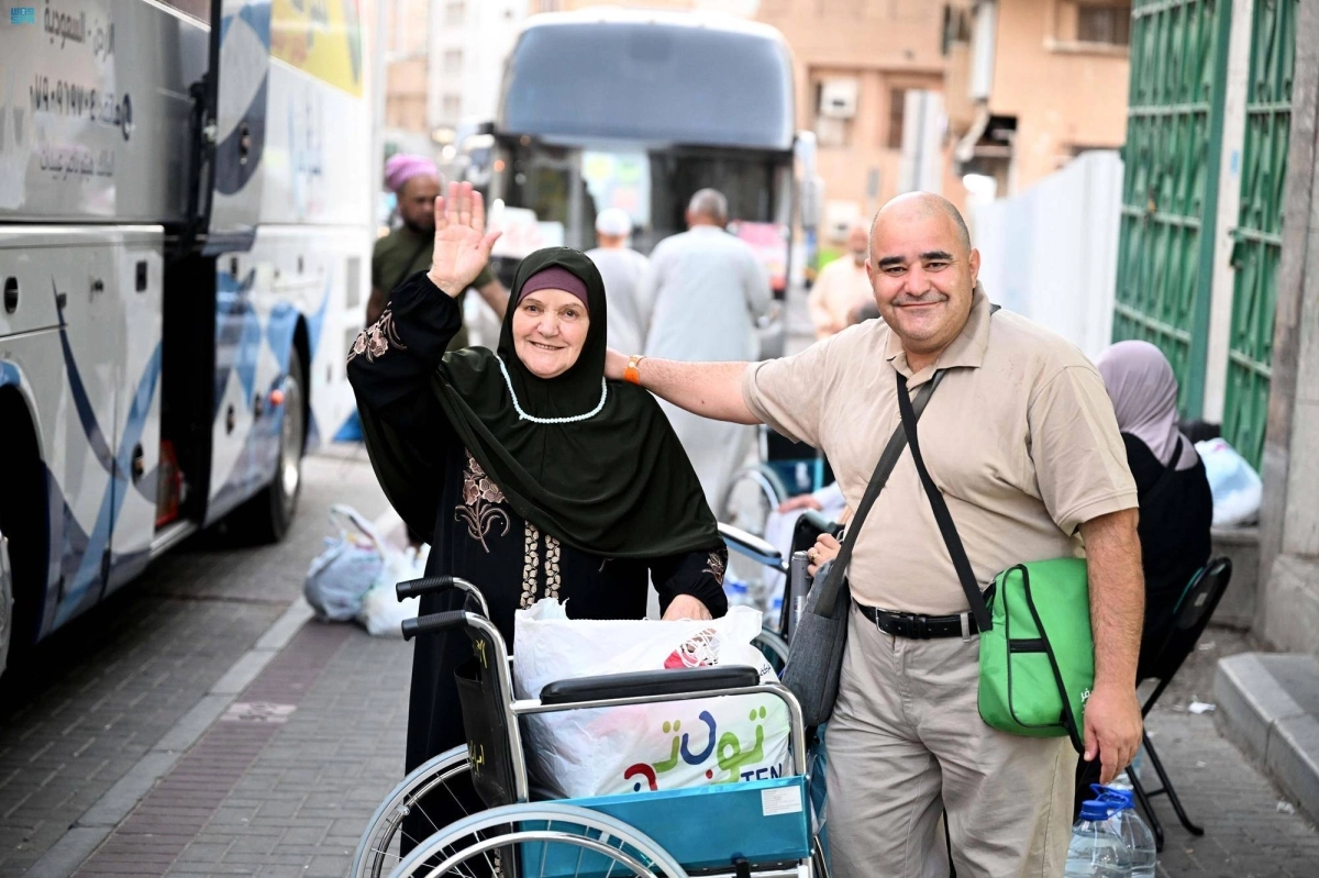 الحجاج يودعون بيت الله الحرام