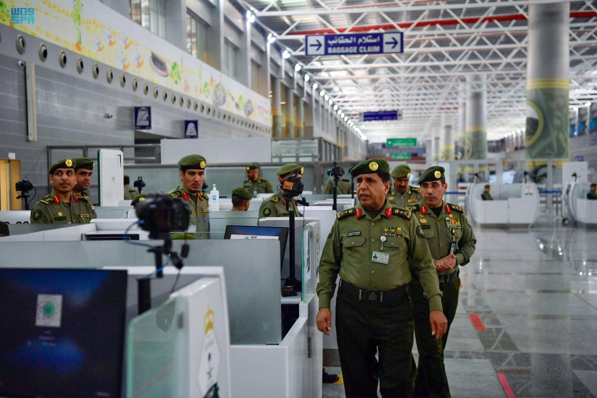 

اللواء اليحيى خلال تفقده صالات المطار                                                                                   (مكة)