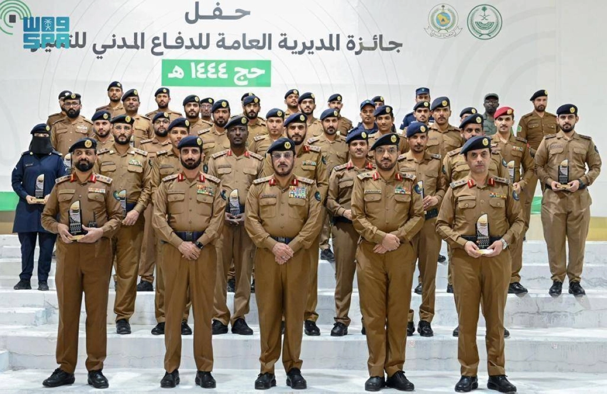 

صورة جماعية لقيادات الدفاع المدني والمكرمين