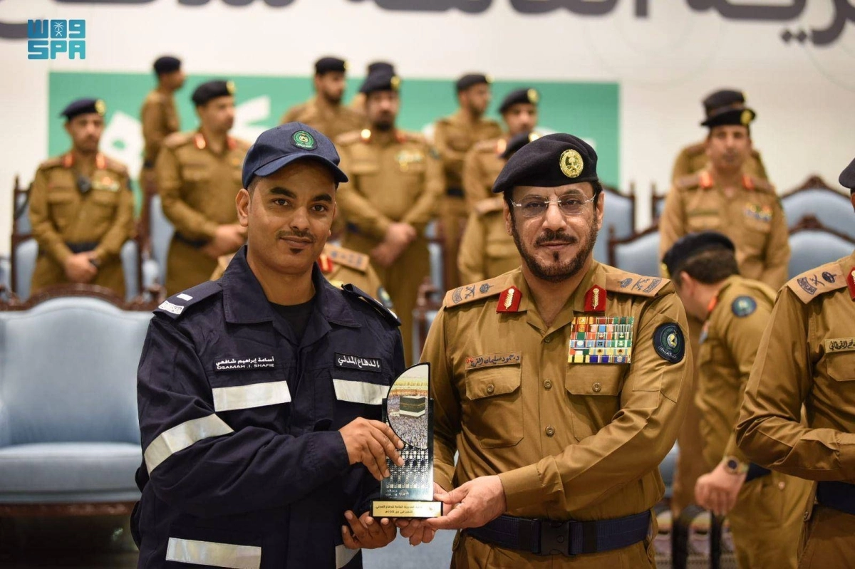 

اللواء الفرج يسلم الجائزة لأحد المكرمين