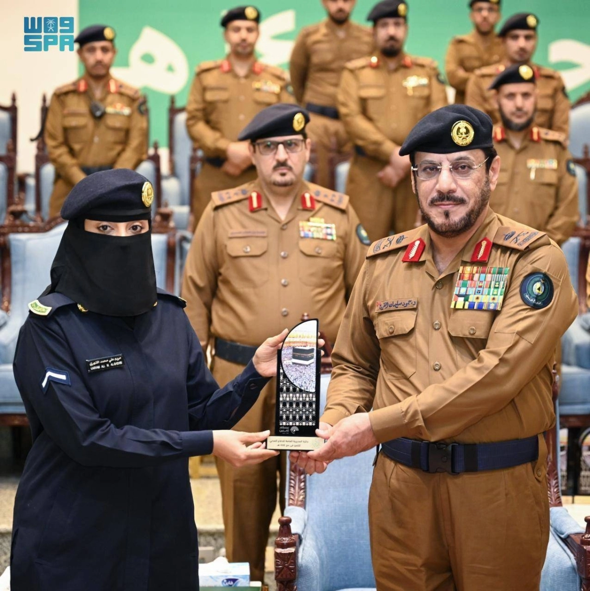 

تكريم إحدى المميزات في موسم الحج     (مكة)